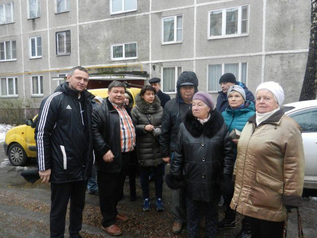 Фотография со встречи 2 декабря 2017 года с жителями домов по Веерной улице в Матвеевском по вопросам благоустройства детских площадок